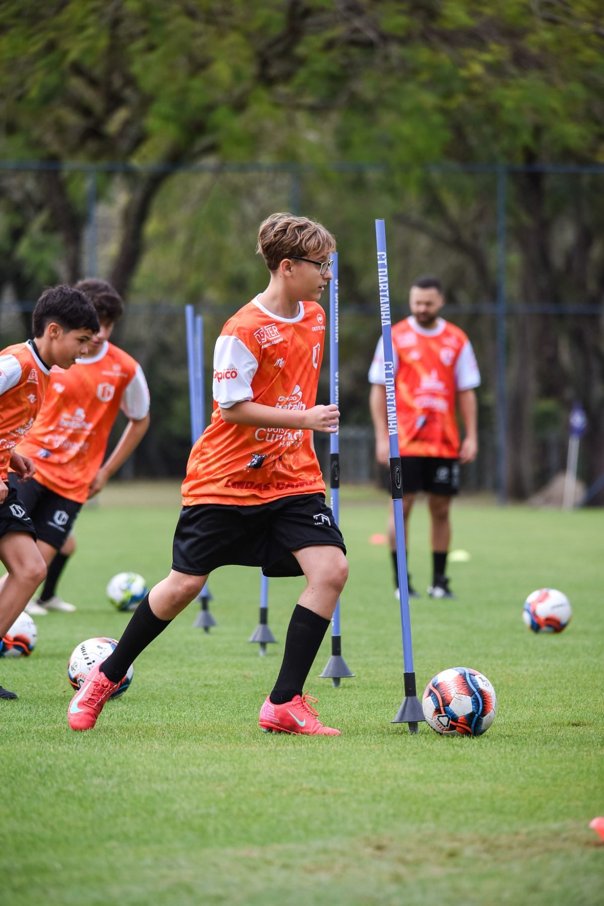 Ex-jogador acompanhando o treino dos atletas no gramado