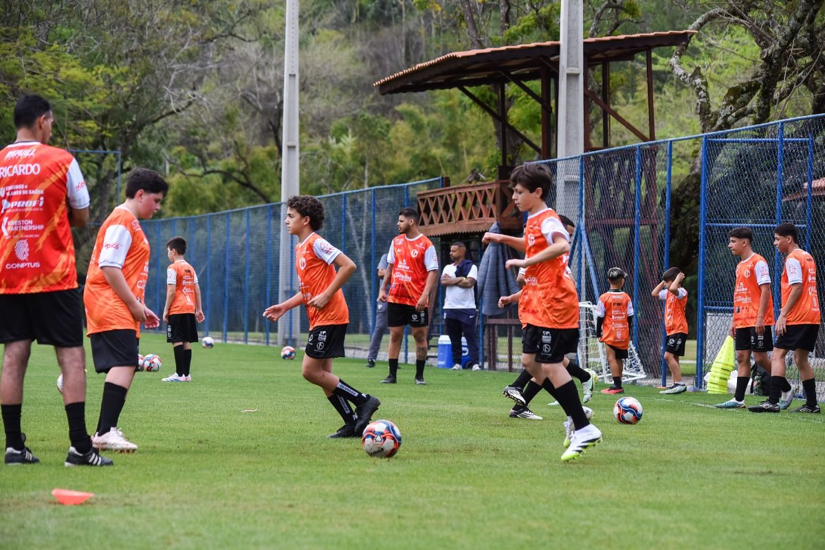 Grupo de atletas em aquecimento no gramado